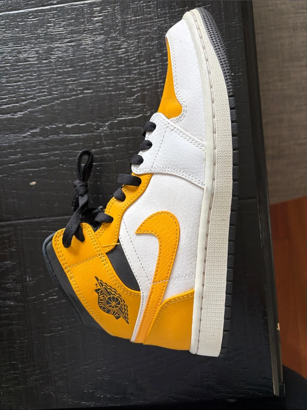 Jordan mens, High-Top Sneakers in Yellow, Black